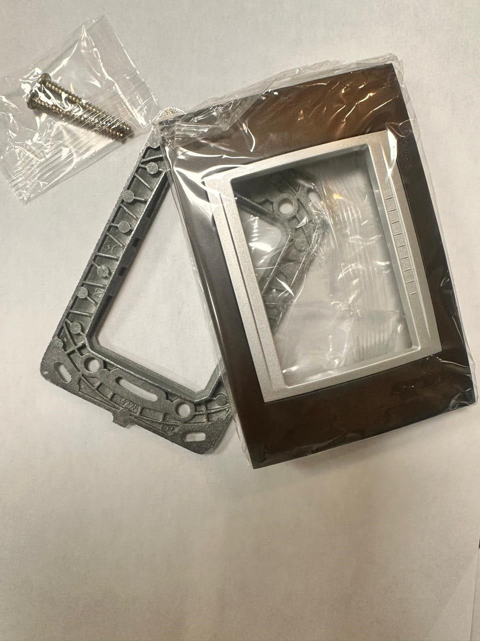 M66.103.0M3-HC UNICA SCHNEIDER Placa 3 módulos color wengue