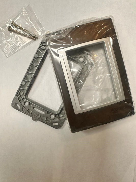 M66.103.0M3-HC UNICA SCHNEIDER Placa 3 módulos color wengue